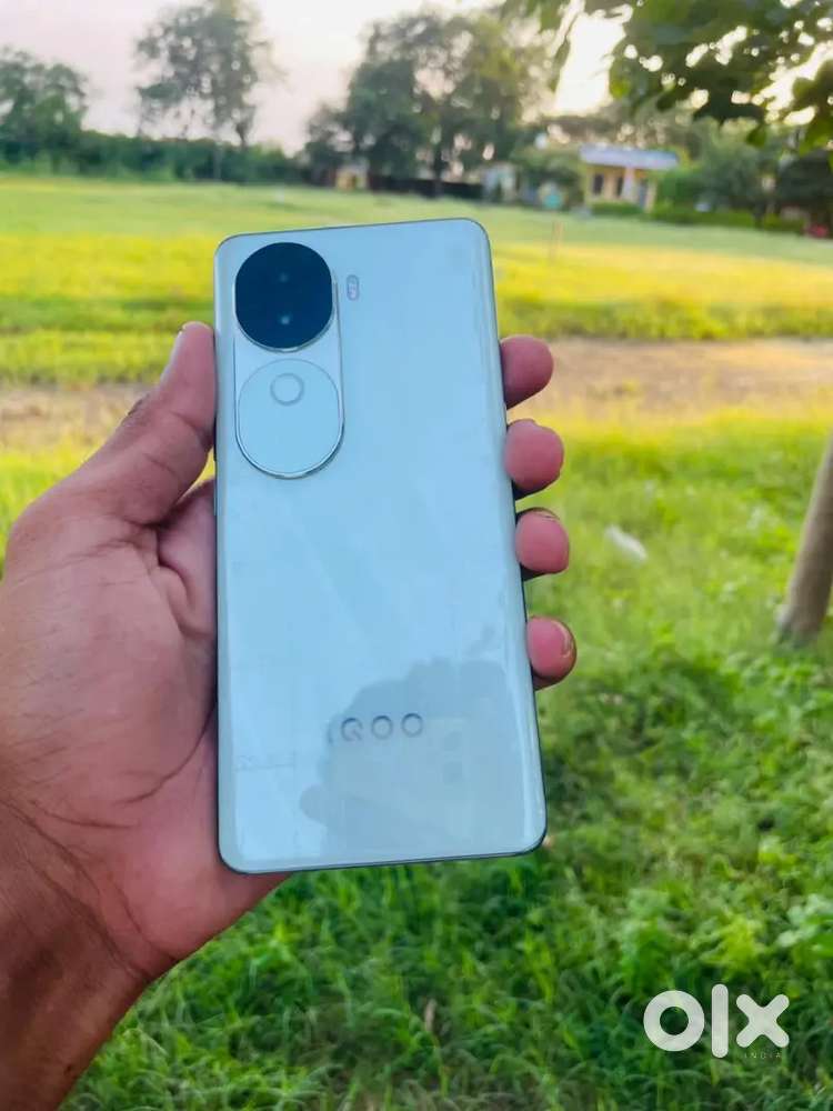 IQZ9S  all original ohk condition 8 128