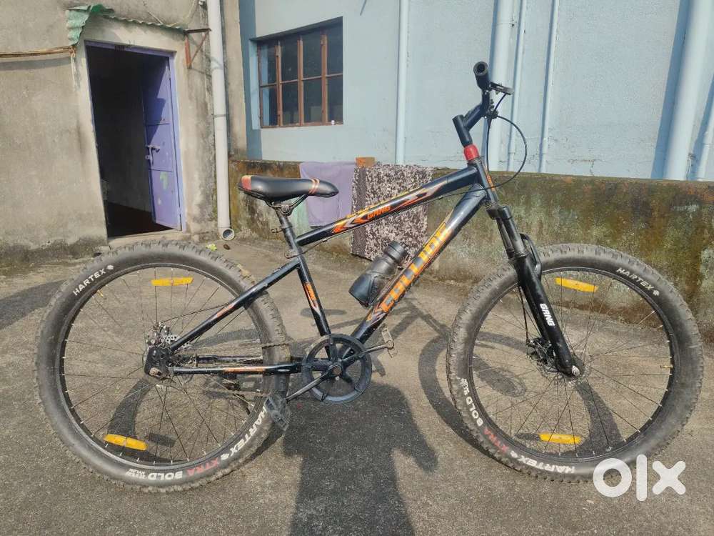 Gang collide bicycle