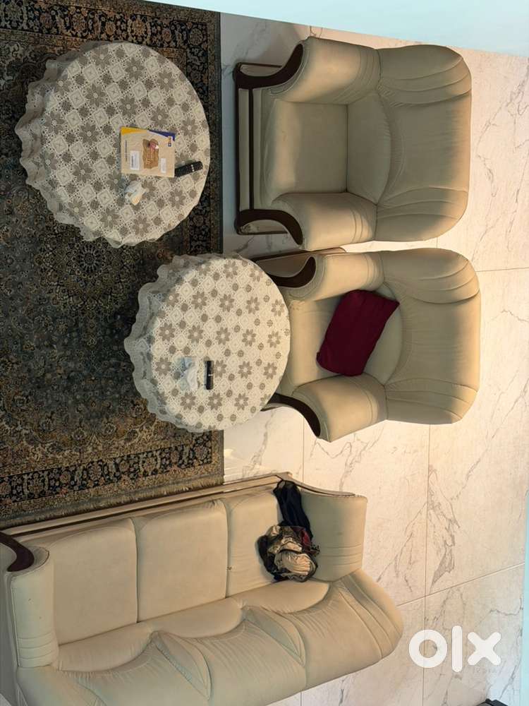 This is 1 of 3 seater nd 1 more 3 seater nd 1 single seater