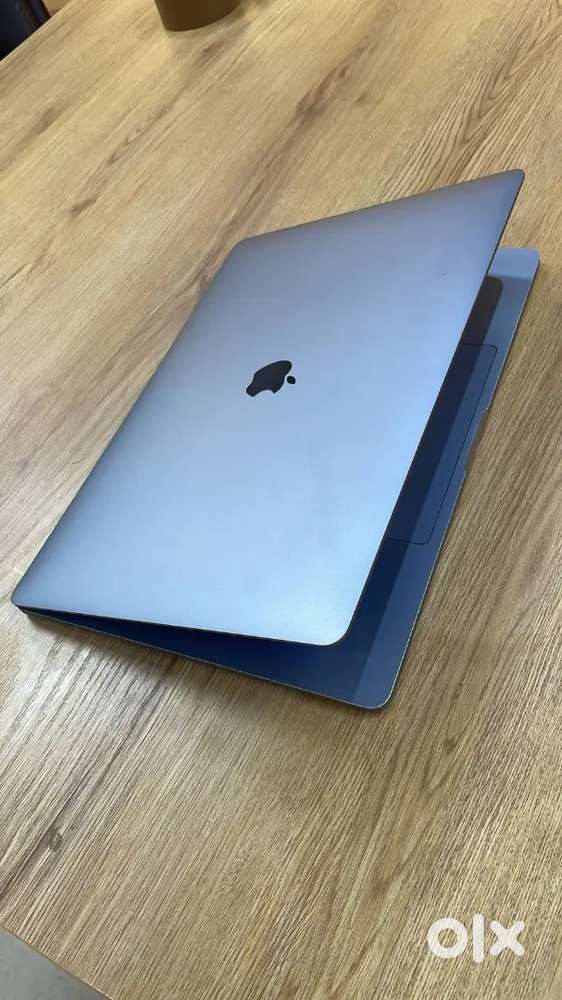 Apple mackbook pro A1990 core i7 laptop but now with 2 gb graphics