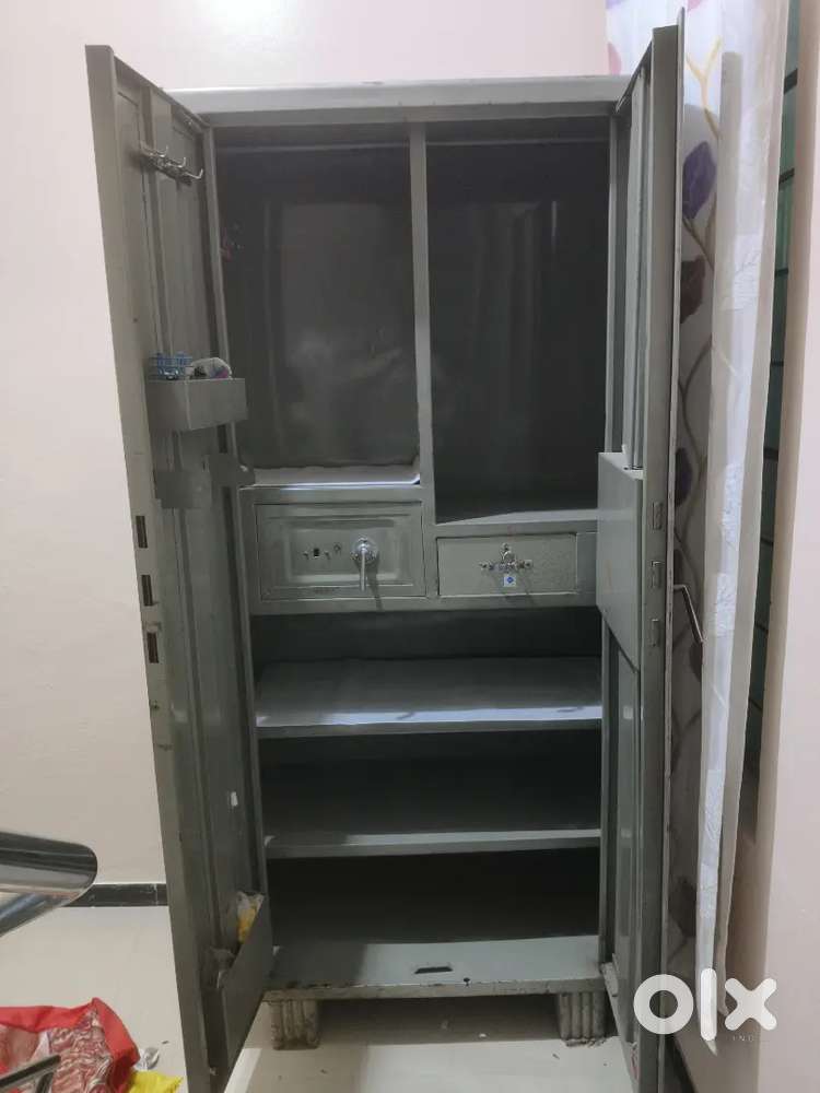 Godrej steel Almirah(Kapaat)