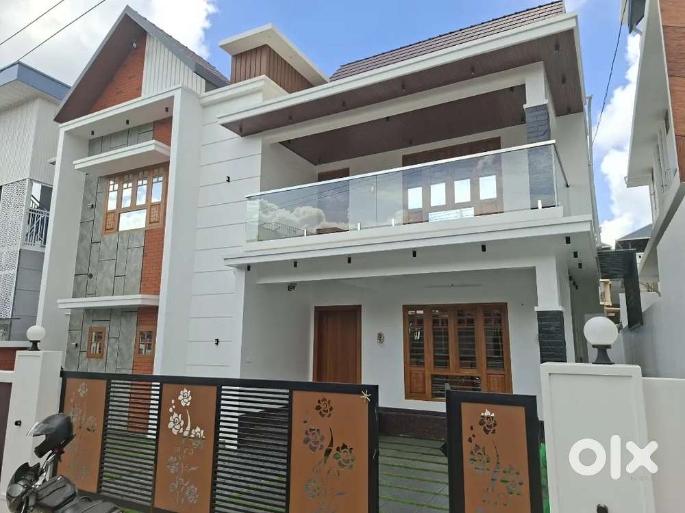 THEVAKKAL 5 CENT 2600 SQFT 4 BED HOUSE FOR SALE.