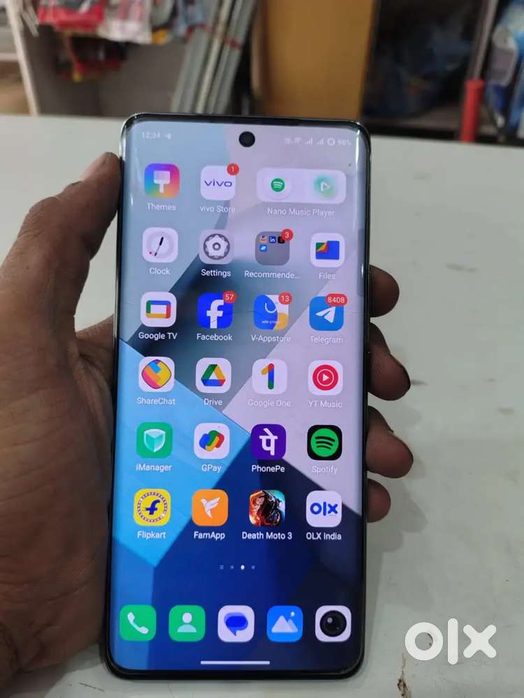 Vivo v40e (4 month old new condition)