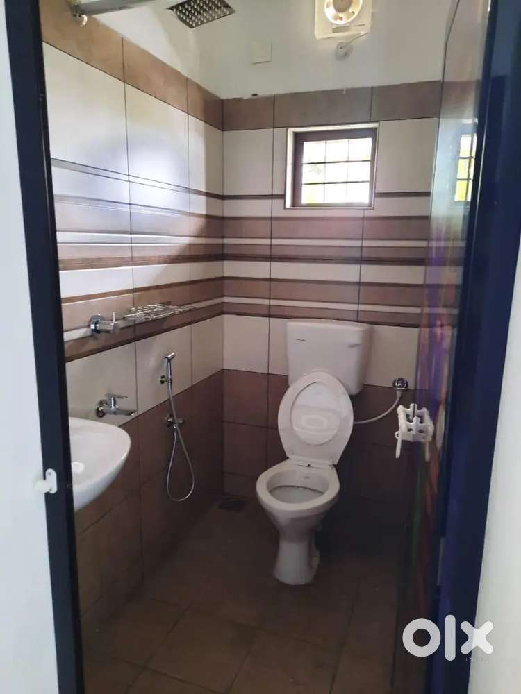 Looking for 2 roommates