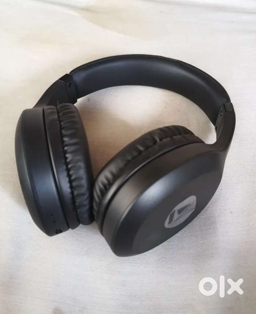 Boat Rockerz 412 blootooth headphone (black) slightly negotiable