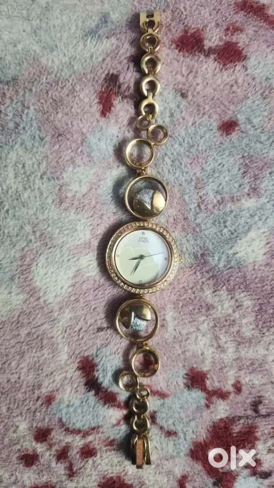 Watches fossil noice and titan raga

Fossil generation 5 

Titan raga