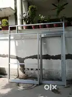 Aluminium door fitting with glass