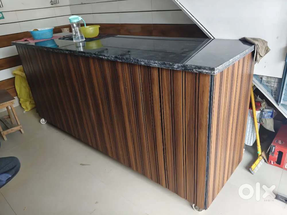 Counter 7.5*2 Hight 3feet with wheel
