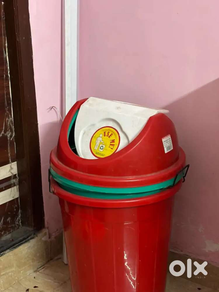 2 Dust Bins green and red