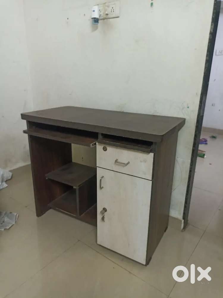 Computer table