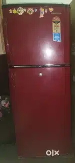 Samsung fridge in running condition fridge colour is mehroon 226 liter