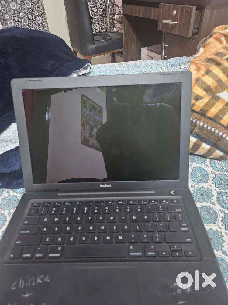 Apple MacBook A1181  Core 2 Duo  2GB RAM  13-inch  Works well