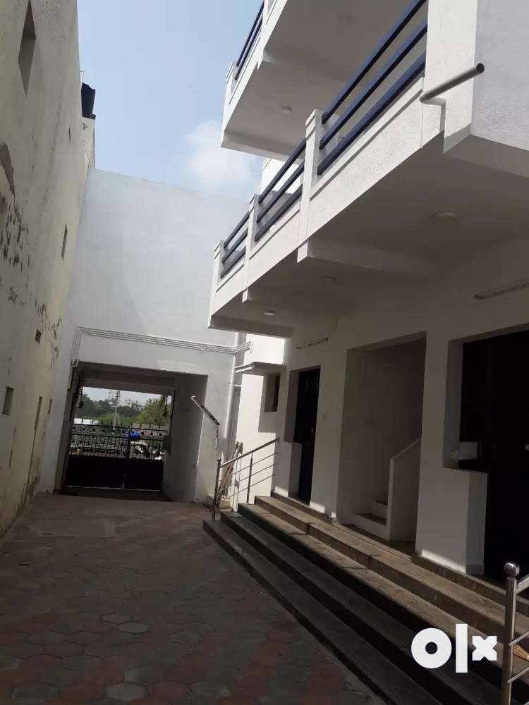 Double bedroom house 1200sft near kannan dept store,opp Fatima college