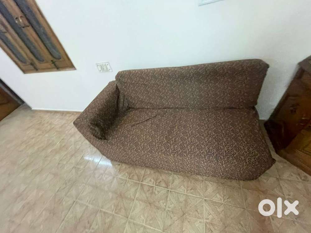 Space-saving 2-seater sofa