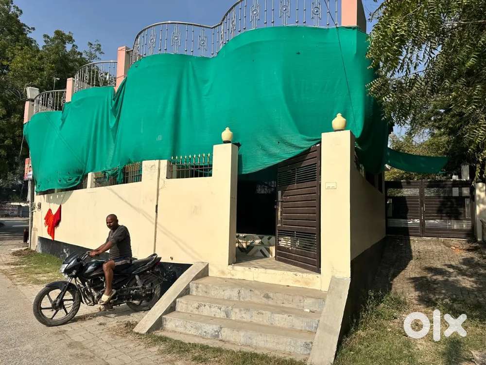 Pura bana huaa hai koi bhe dikakt nhi hai bas saman la kar rahna hai