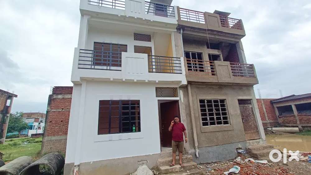 मिलेनियम सिटी गेट से 1200 मी पश्चिम बिल्कुल नया मकान है 450 एरिया