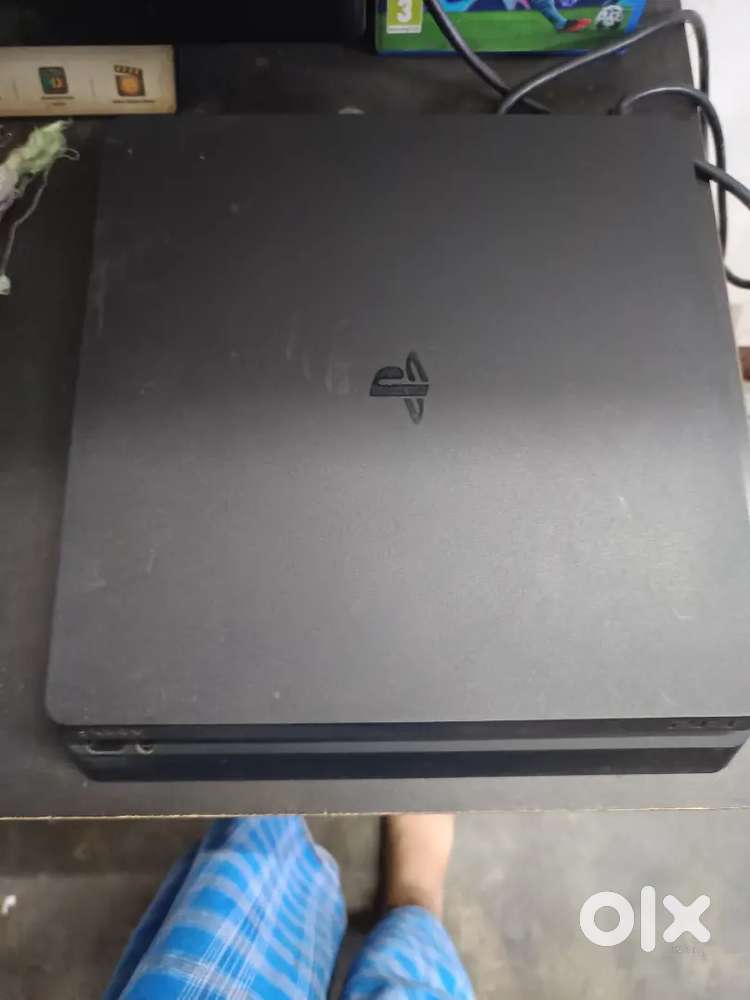 Ps4 with 5 games and one controller
