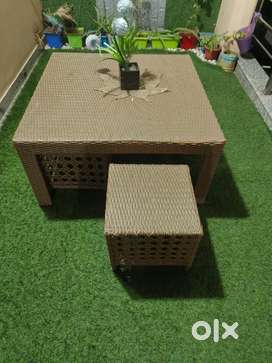 Garden Table set with 4 stools and with artificial grass