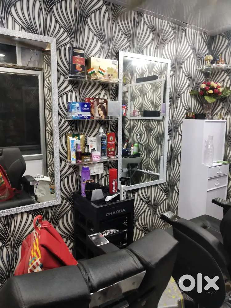 Mens saloon for rent