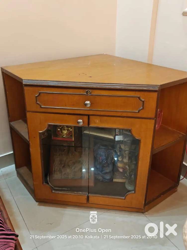Premium corner table