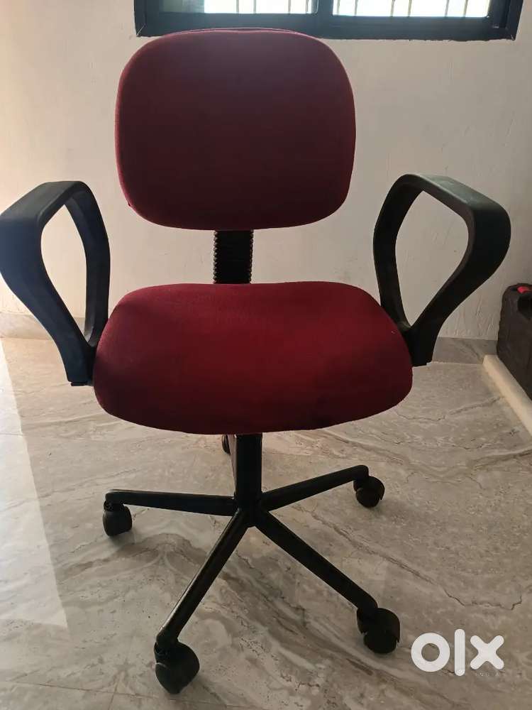 Office Clint Chair achi condition me hai