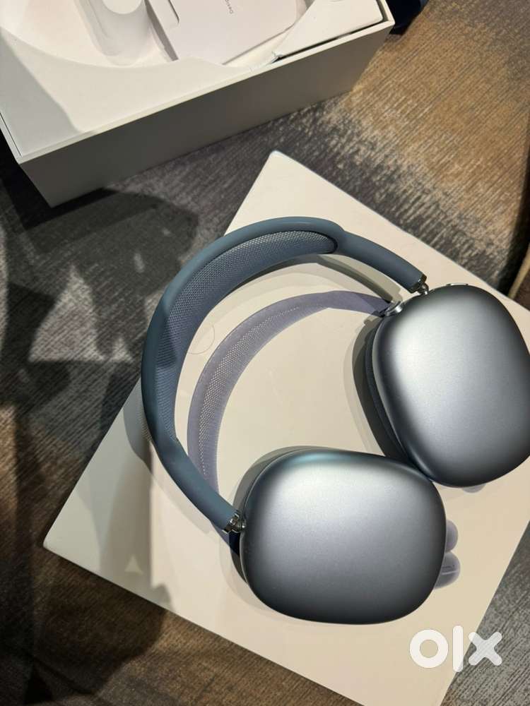 Apple Airpods max headphones