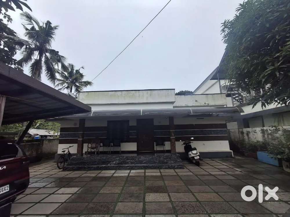 10 CENT LAND (OLD HOUSE)FOR SALE AT KAKKANAD THEVAKKAL