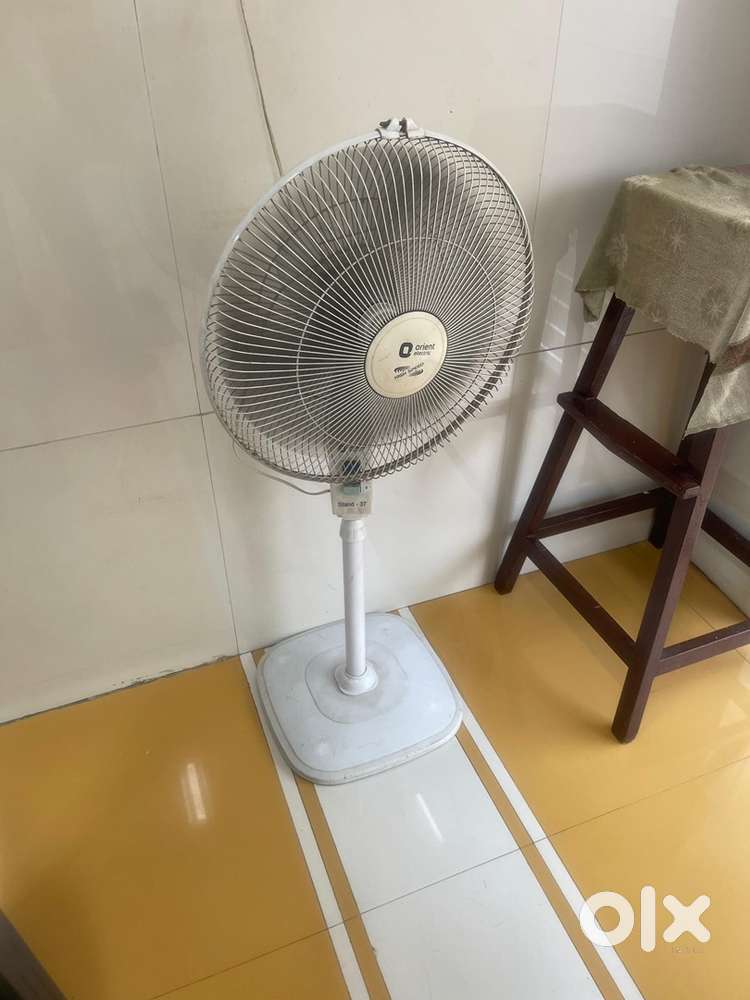 Table Fan and wall Fan (2 fan for sell)