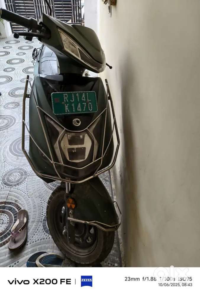 New tyre  130 kilometer ek bar charge karne ke bad chalti Hai