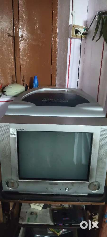 Samsung Box TV, Clear Picture & Powerful Woofer Sound – Good Condition