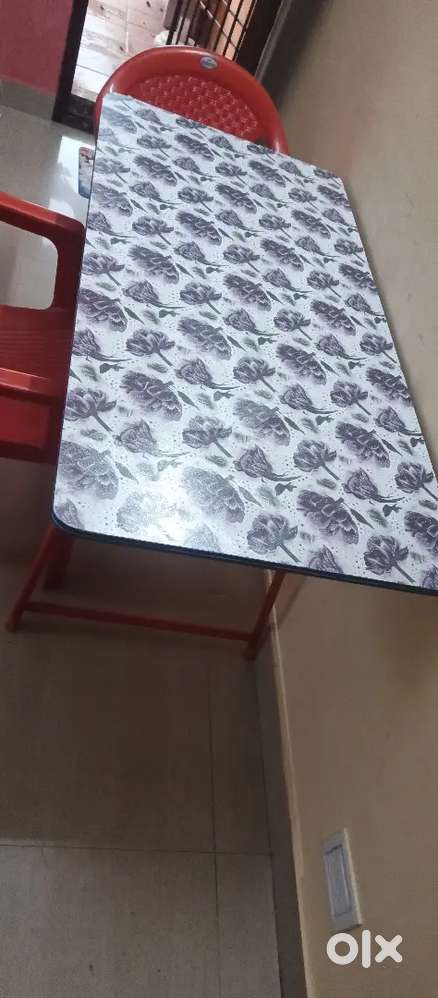Folding table