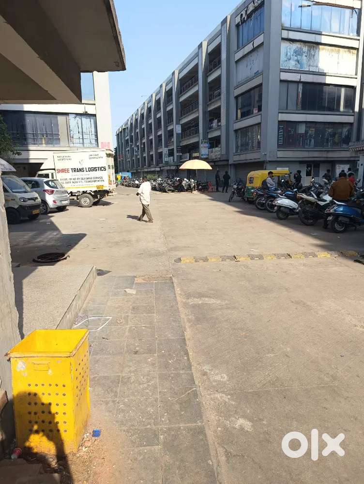 Sale Shop / Office at 56,00,000   Super Builtup 751 Square Feet