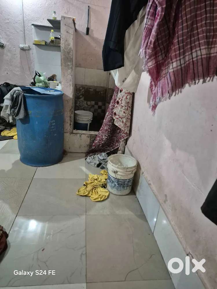 Chawl room . I need a roommate. Toilet not avaliable