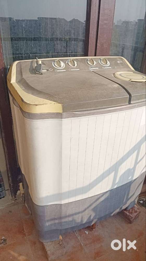 Good condition semi automatic washing machine