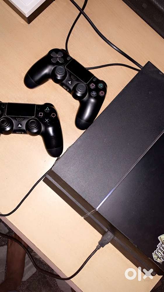 PS4 1 TB 2 CONTROLLER 5+ GAMES