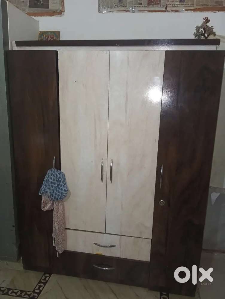 Wardrobe/ almira