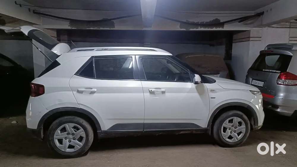 Hyundai Venue 2019 Petrol 77000 Km Driven automatic..