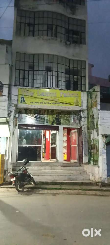 800 स्क्वायर फीट है ऑन रोड पर है 4 फ्लोर है मुझे इसको किराए पर देना है