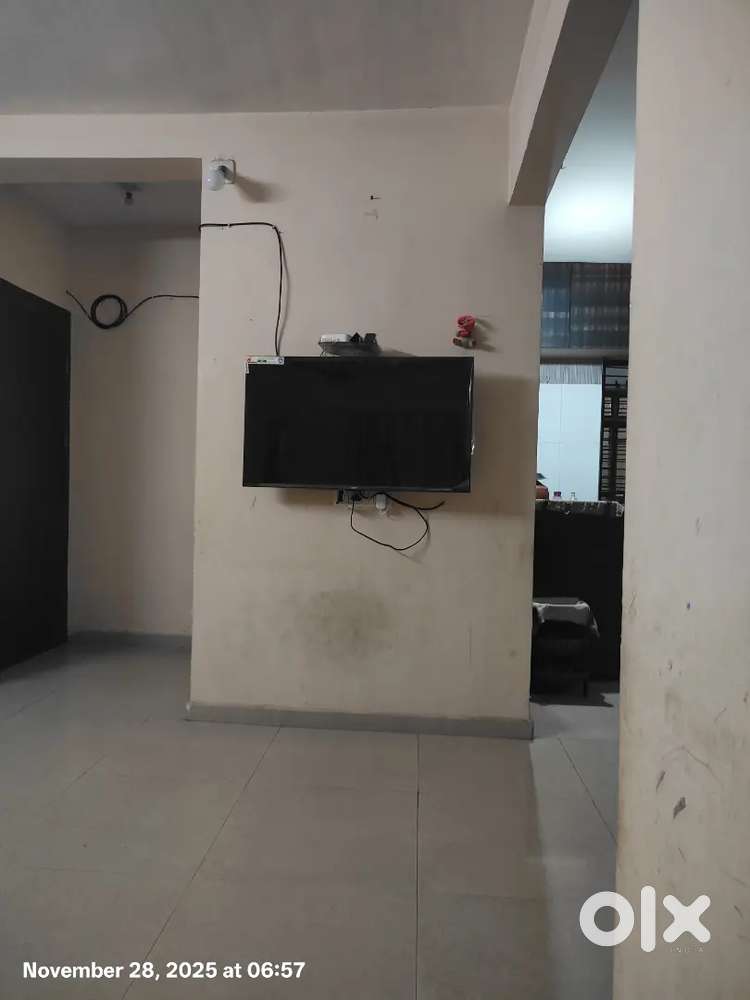 28inch TV with wall mounting stand for sale