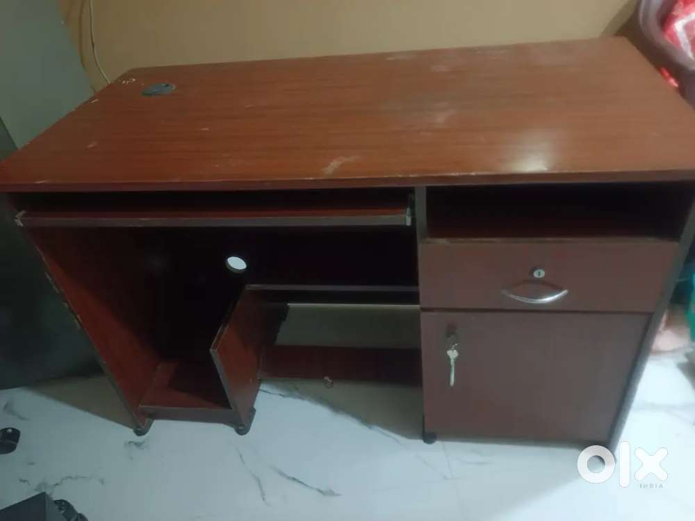 Table desktop computer use purpose good condition 4000
