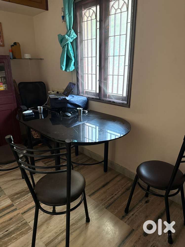 4 seater dining table