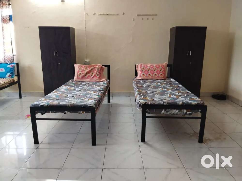 IN THANE(NAUPADA) Pg available fully furnished premium rooms ac non ac