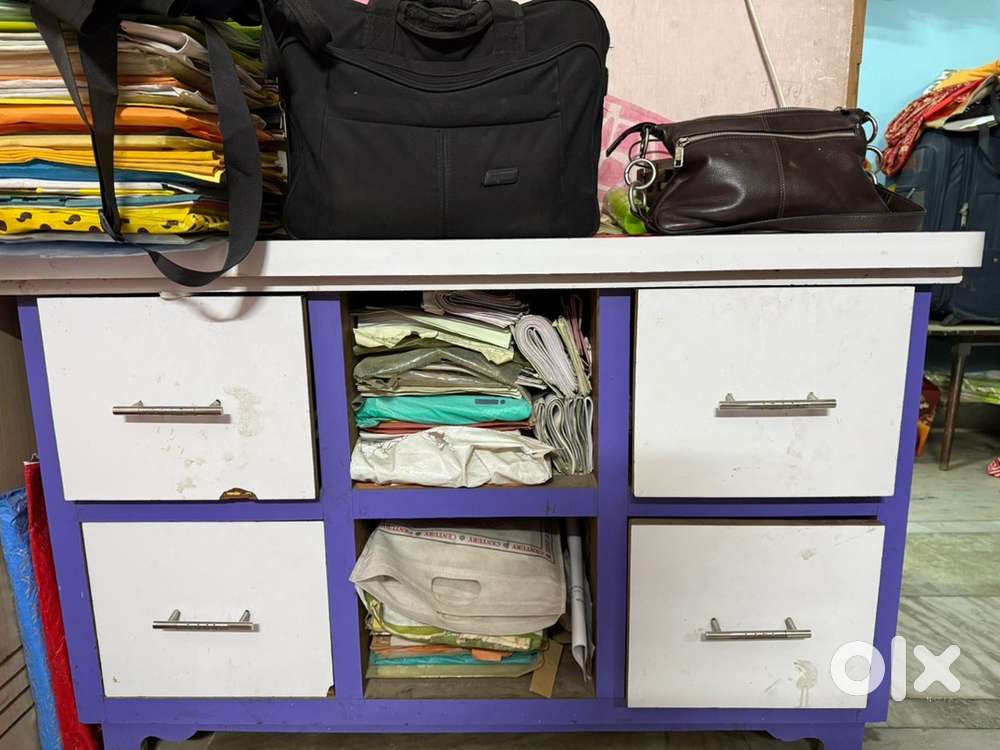 Teakwood desktop table with laminated veneer