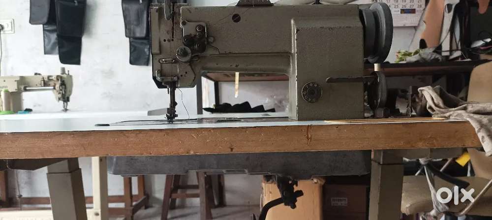 Mitsubishi LU2-420 sewing machine with table