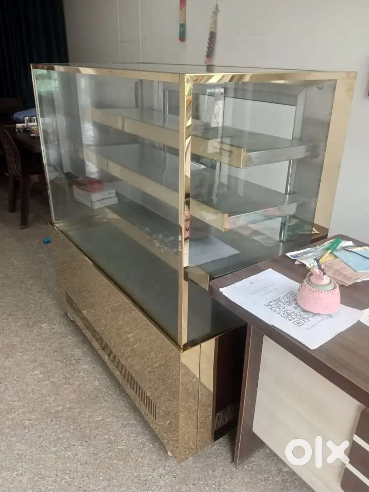 Cake and pastry refrigerator