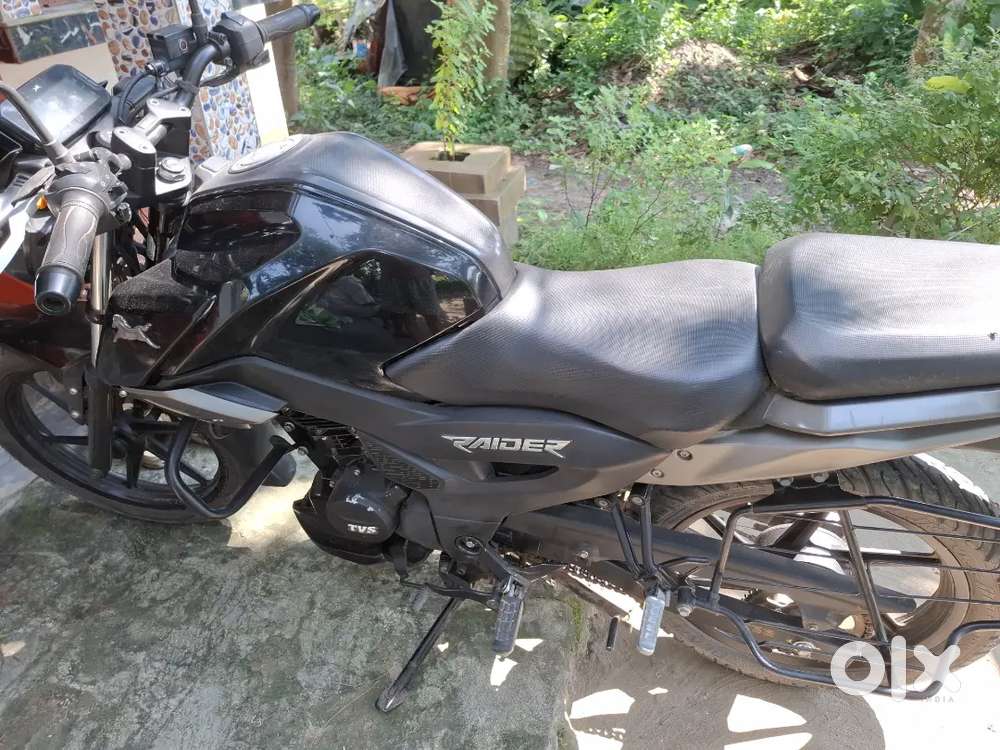 TVS RAIDER 125 BLACK