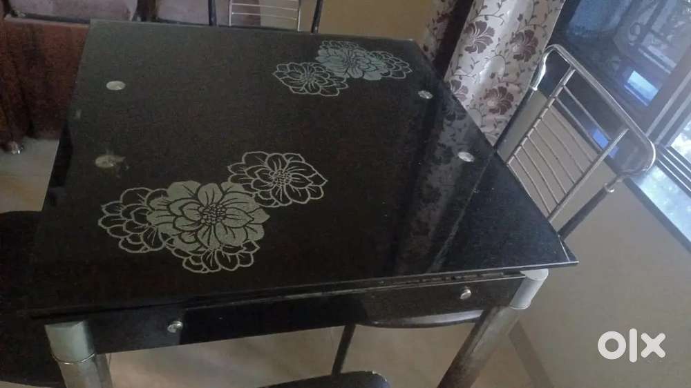 Glass extendable dinning table