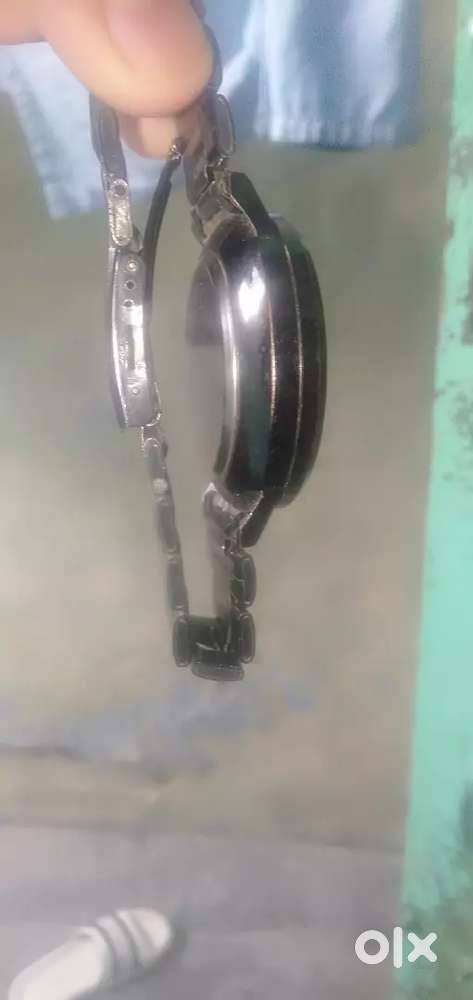 Ye ak ghadi hae Jo ki stearing wheel ke shape mae hae kach dalwana hae