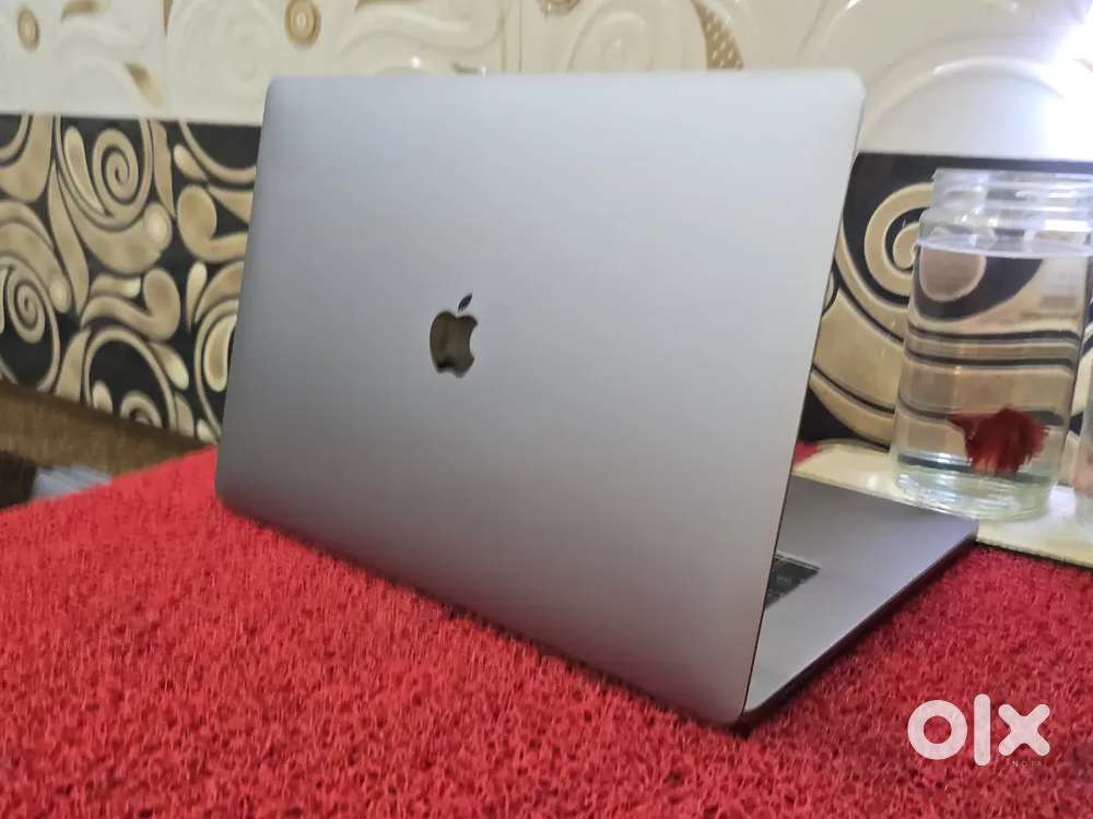 Apple Macbook Pro i9 16gb 512gb 5.5gb GRAPHICS 15inch Retina Touchbar