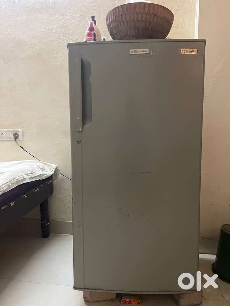 Urgent sale refurbish single door refrigerator 198L with invoice.